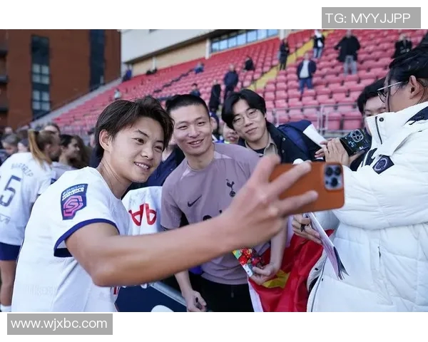 8月5号足球明星齐聚赛场展现风采引发球迷热烈追捧