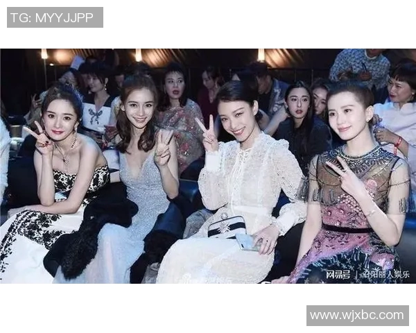 女生与足球明星亲密合影引发热议究竟是谁引起了大家的关注