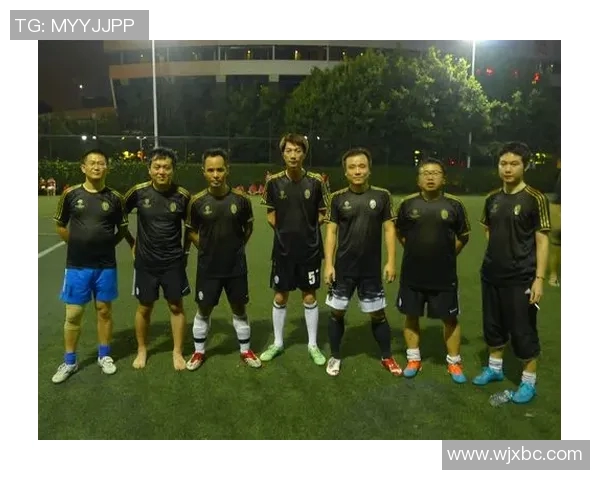 中国足球明星乔装成普通人展现真实生活与足球梦想